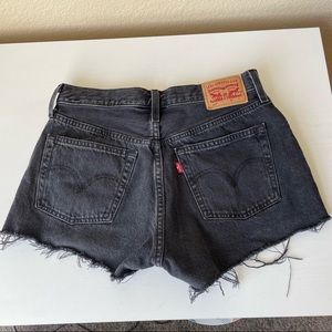 LEVI’S 501 black denim shorts size 27